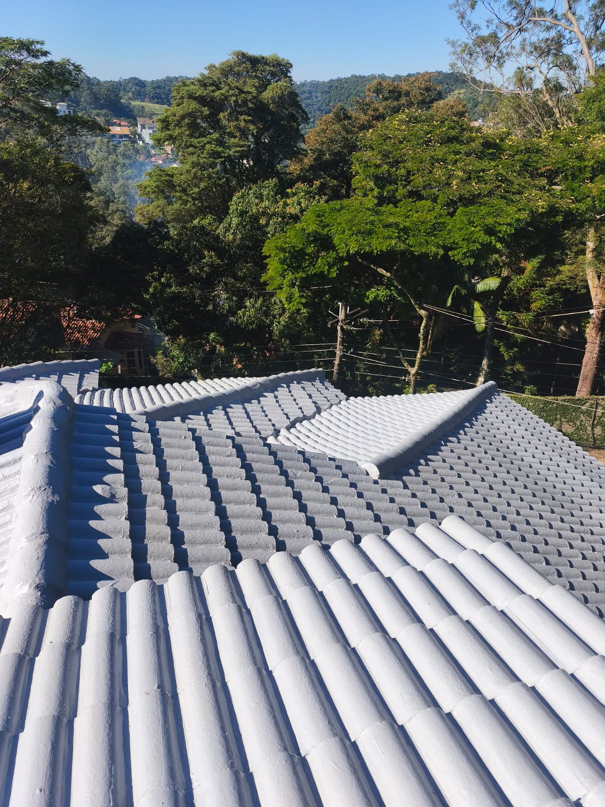 Telhado residencial recém-impermeabilizado
